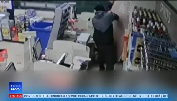 Pedeapsa primită de un hoț care a agresat două polițiste, venite să împiedice jaful