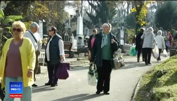 Credincioșii din Banat și Ardeal sărbătoresc Luminăția. Cimitirele, vizitate de oameni