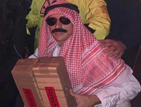 Un fotbalist s-a deghizat în arab care plasează bombe, de Halloween. Ce a urmat