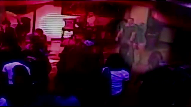 Momentul în care o tânără a sugrumat, printr-o manevră de autoapărare, un bodyguard într-un club