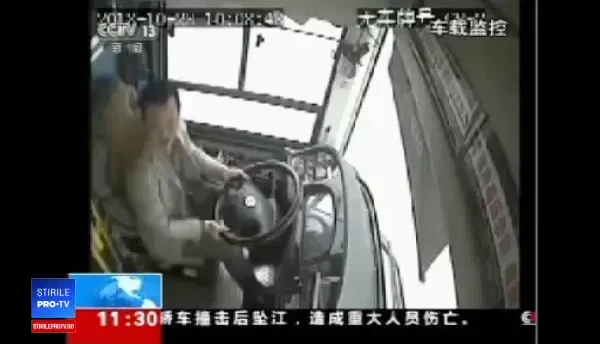 Un autobuz a căzut de la 50 de metri, 15 morți. Ipostaza în care au fost filmați șoferul și o pasageră