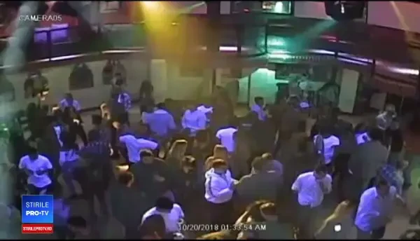 Momentul în care o tânără a sugrumat, printr-o manevră de autoapărare, un bodyguard într-un club