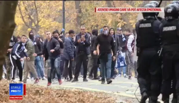 10 jandarmi și suporteri, răniți la un meci de fotbal din Craiova. VIDEO