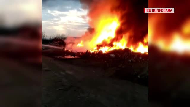 Incendiu uriaş cu fum toxic, lângă Hunedoara. Care ar fi fost cauza