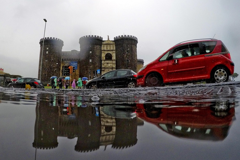 Dezastru în Italia, din cauza ploilor torenţiale. Sunt cel puţin 20 de morţi