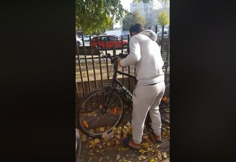 Un tânăr l-a filmat pe hoțul care voia să îi fure bicicleta. ”Ce faci?” VIDEO