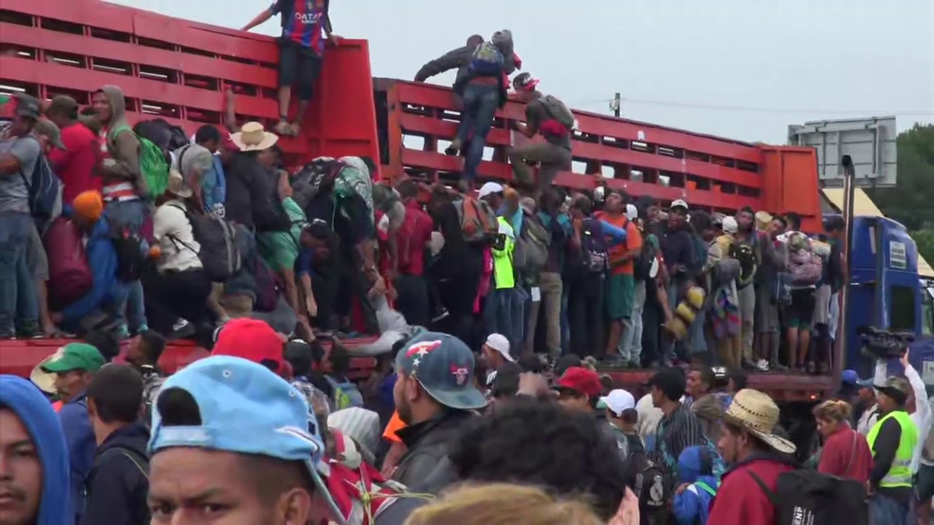 O a doua caravană cu migranți se îndreaptă spre SUA. 7.000 de soldați americani, mobilizați la graniță