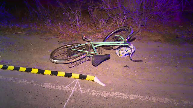 Biciclist găsit mort pe marginea drumului. "Am dat cu piciorul, nu a răspuns"