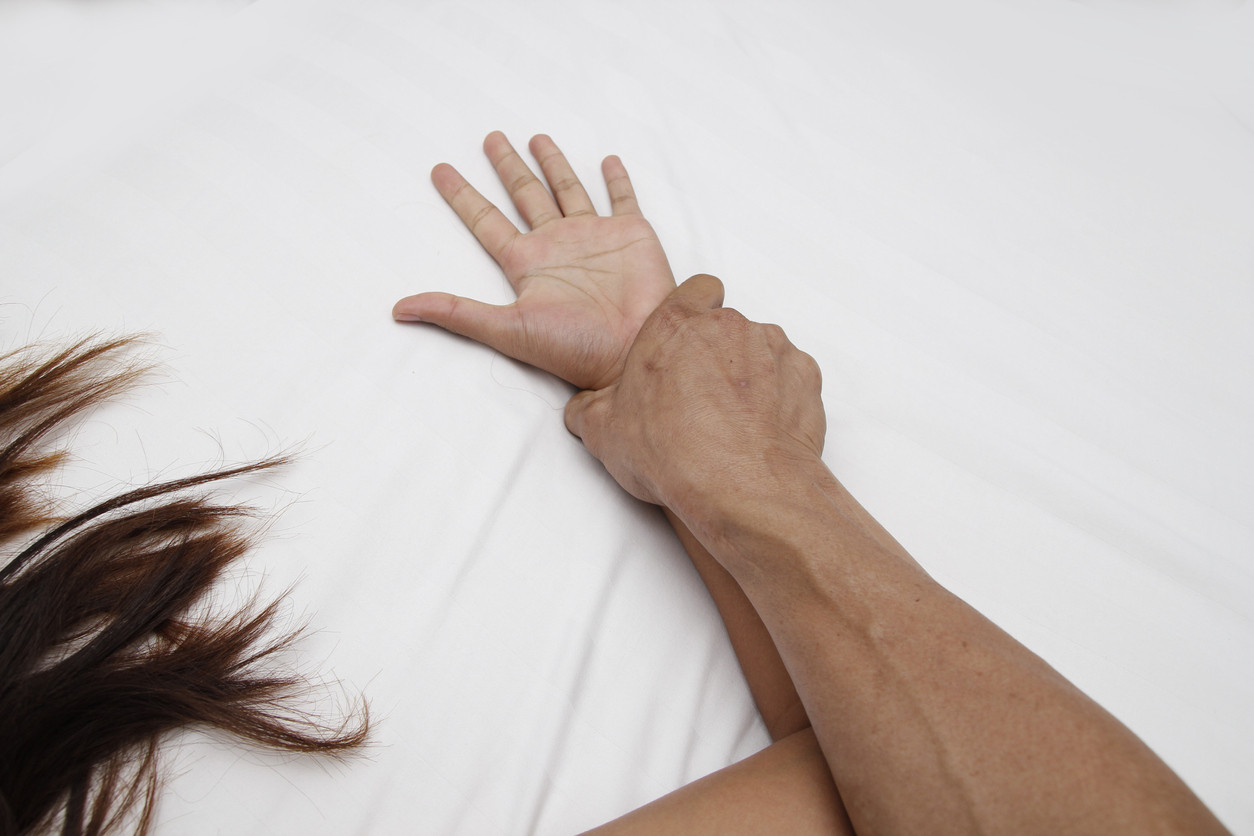 O badante româncă îl acuză pe fiul bătrânului de care avea grijă de 3 violuri