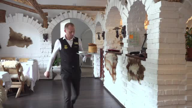 Patronii de la munte nu găsesc ospătari, deși promit salarii de 1.000 de euro pe lună