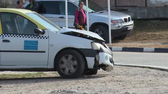 Un taxi a făcut 3 victime după ce a intrat pe contrasens cu viteză mare. Ce a păţit şoferul