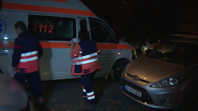 O femeie și-a găsit mama moartă, în propria locuință. Avea capul înfășurat cu bandă adezivă