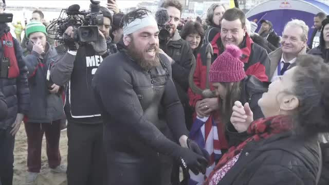 Un bărbat a înotat timp 5 luni fără să pună piciorul pe uscat. Cum s-a odihnit