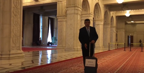 Președintele PMP: ”A apărut o nouă valiză. De data aceasta, în Parlament”