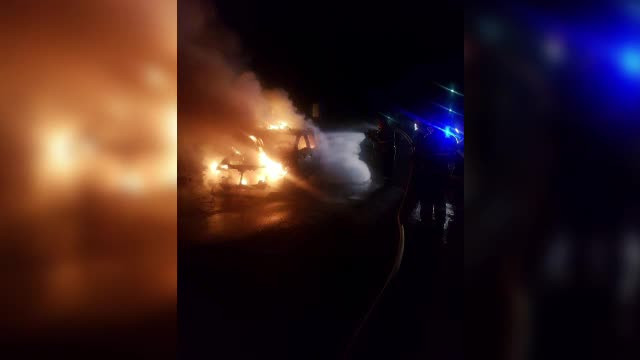 O maşină s-a făcut scrum după ce a fost incendiată intenționat
