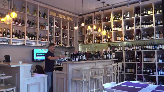 Românii preferă vinul alb și de calitate. Cât cheltuie, în medie, pe o sticlă