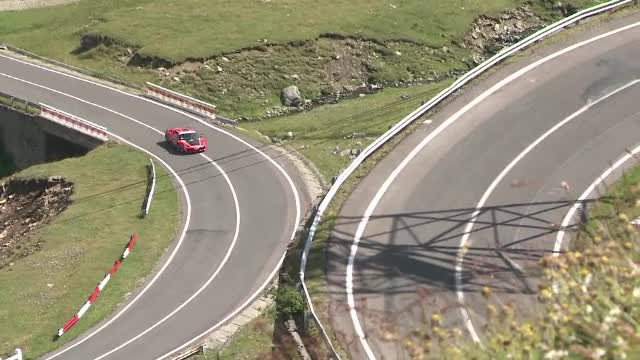 Porsche, Ferrari și Lamborghini se promovează folosind peisaje de la noi din țară