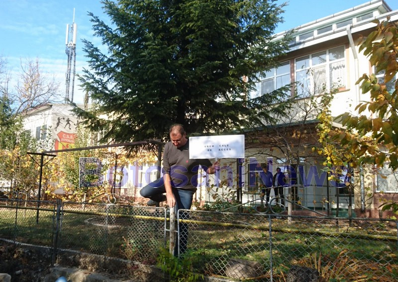 Caz incredibil în Botoșani. Angajații unui club sportiv, nevoiți să sară gardul pentru a ajunge la muncă