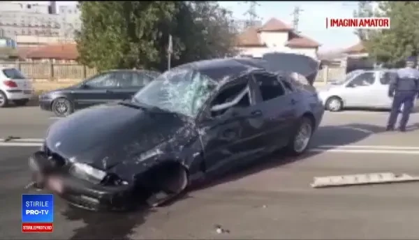 Un tânăr de 22 de ani a murit pe loc după ce s-a rostogolit cu mașina. A fost aruncat prin parbriz