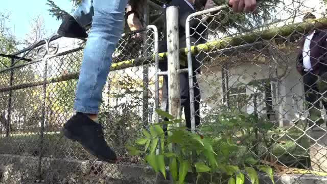 Angajaţii şi elevii unui club sportiv, nevoiţi să sară gardul ca să ajungă în clădire. "O să ne facem o tiroliană"