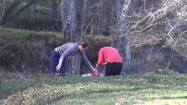 Turiştii au profitat de vremea frumoasă ca să umple muntele de gunoi şi miros de mici