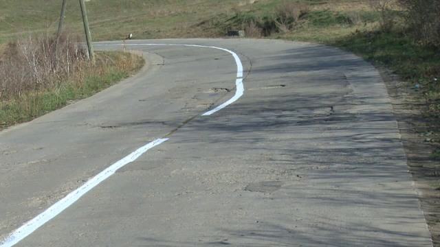 Soluția găsită de un muncitor de la ”drumuri” pentru o șosea plină de gropi. Cum a fost trasat marcajul