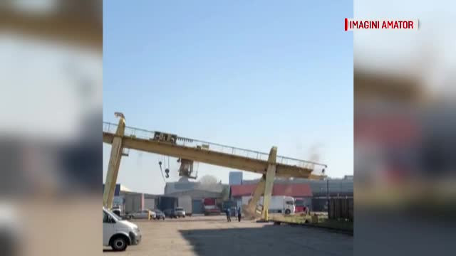 O macara s-a prăbușit peste o mașină în Cluj-Napoca. Greșeala unor muncitori