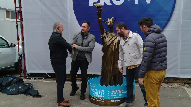 Campania anti-invidie ”Trăiască capra vecinului”, inițiată de PressOne. Statuia primită de Pro TV