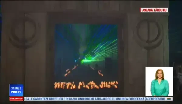 Spectacol cu lasere pe Poarta Sărutului. Între timp, operele lui Brâncuşi sunt ameninţate de licheni, vaci, copaci şi maşini