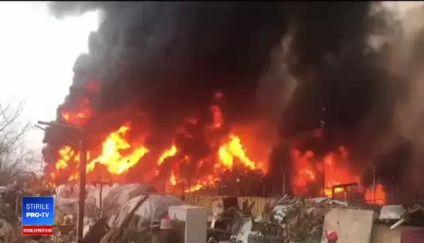 Un depozit de mașini vechi arde în Craiova. Incendiul este aproape de centrala de termoficare