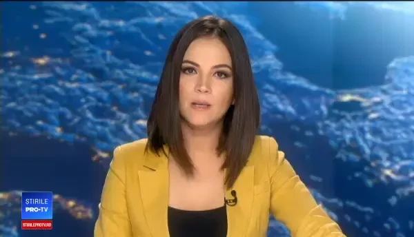 Un șofer a rămas încarcerat după ce s-a izbit cu mașina de un TIR