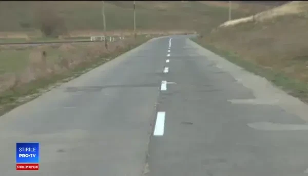 Soluția găsită de un muncitor de la ”drumuri” pentru o șosea plină de gropi. Cum a fost trasat marcajul