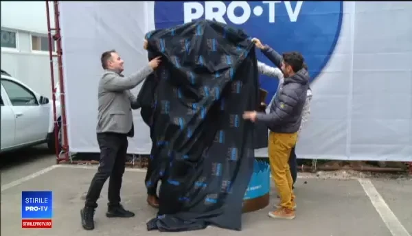 Campania anti-invidie ”Trăiască capra vecinului”, inițiată de PressOne. Statuia primită de Pro TV