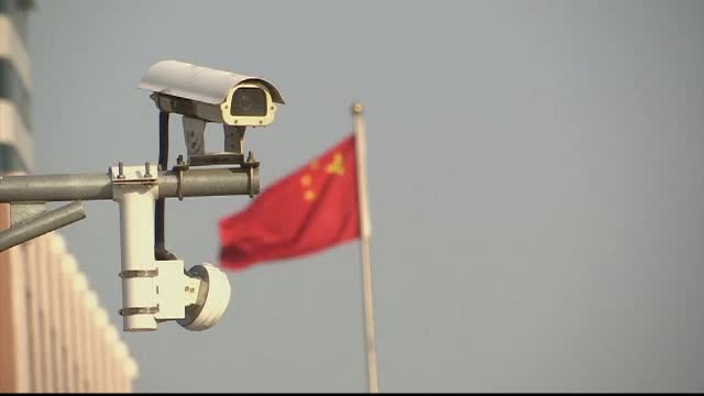 Poliţia chineză filmează toţi cetăţenii ca să identifice suspecţi "după mers"
