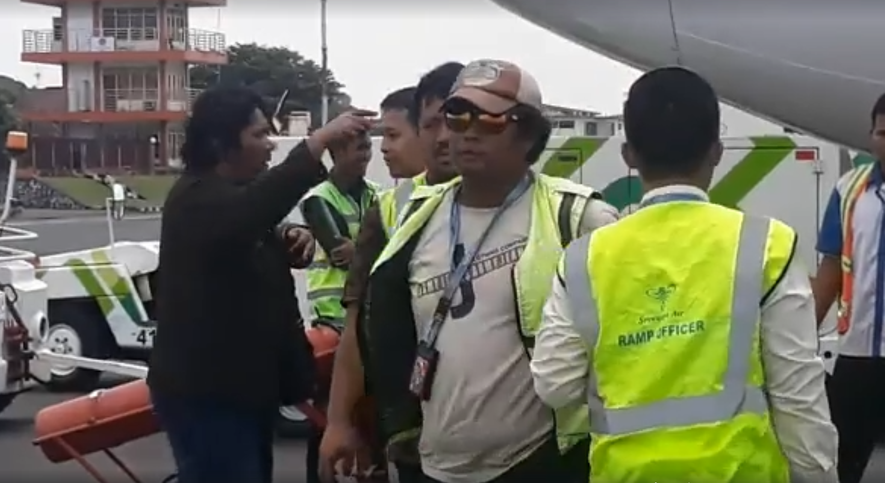 Pasagerii unui zbor din Indonezia i-au obligat pe piloţi să nu decoleze. Ce era în avion