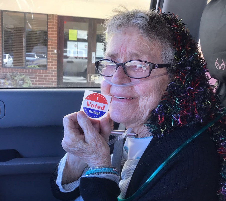 O femeie din SUA a mers la vot pentru prima dată la 82 de ani, apoi a murit. Pe cine a ales