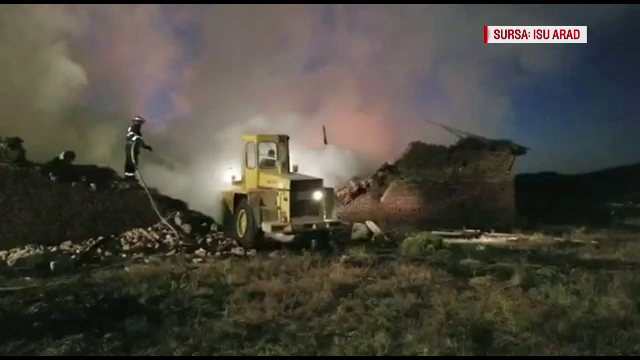 Incendiu uriaș la un fost CAP din Arad. Un depozit a ars în totalitate