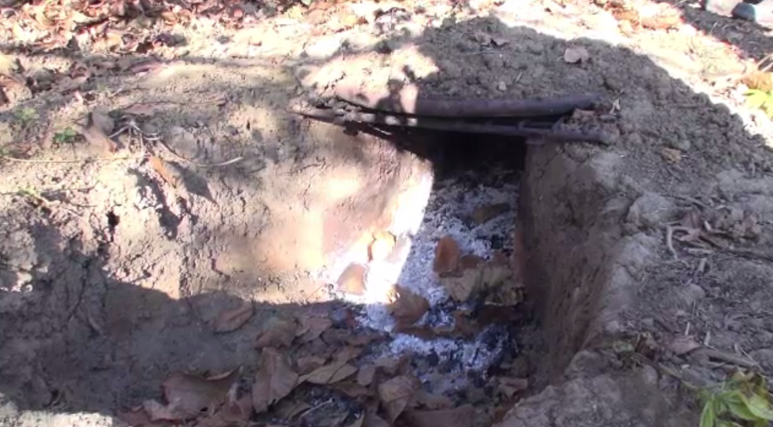 Femeie în stare gravă la spital, după ce a căzut într-o afumătoare improvizată