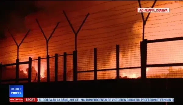 Incendiu uriaş, lângă Craiova. Oamenii din zonă că focul va ajunge la casele lor