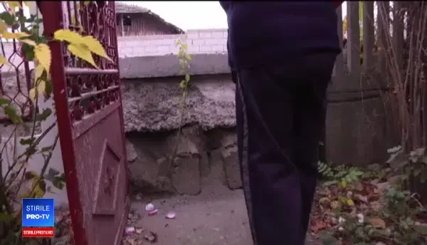Asfaltare românească. O femeie s-a trezit cu poarta blocată, după ce muncitorii i-au betonat intrarea