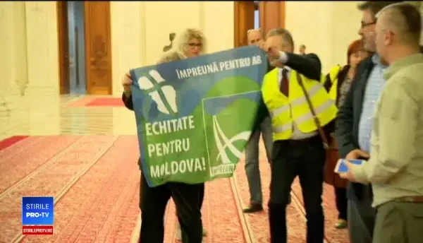 Parlamentarii obligă Guvernul să construiască autostrada care să lege Moldova de Transilvania