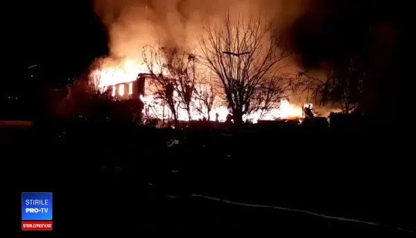 Incendiu violent în zona barăcilor din Cernavodă. O femeie a fost dusă la spital