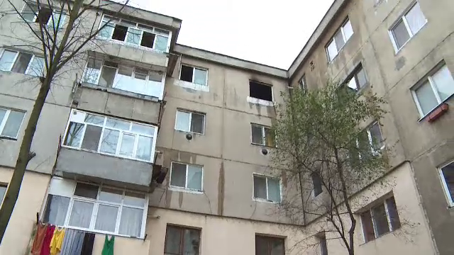 Un bărbat și-a încendiat casa, după care a căzut de la balcon: „Chiar de ziua lui”