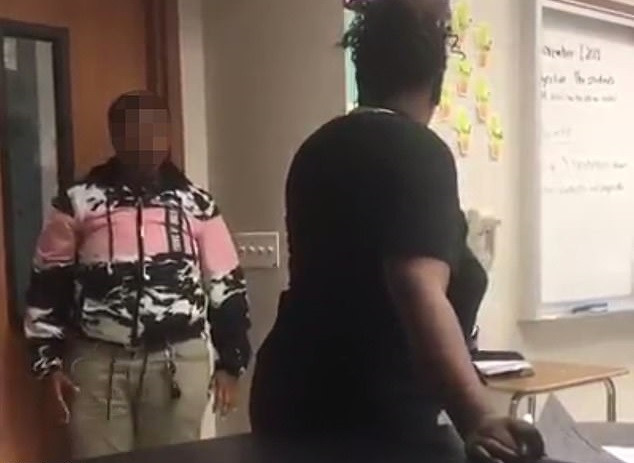 Momentul șocant în care o elevă lovește cu pumnul o profesoară întoarsă recent din concediu medical