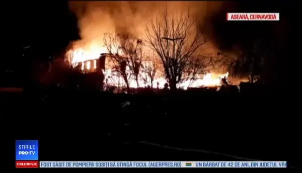 Incendiu violent în zona barăcilor din Cernavodă. O femeie a fost dusă la spital