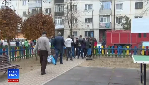 Un bărbat și-a încendiat casa, după care a căzut de la balcon: „Chiar de ziua lui”