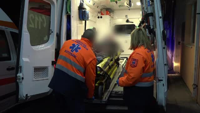 Un tânăr şi fiul său de şase ani, în stare gravă după ce o rudă i-a atacat cu toporul