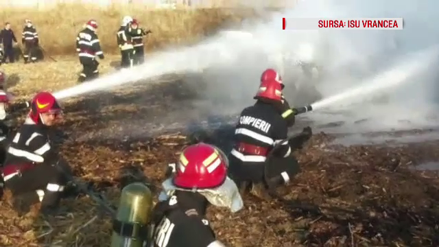 O remorcă cu peste 3 tone de combustibil mistuită de flăcări, în Vrancea