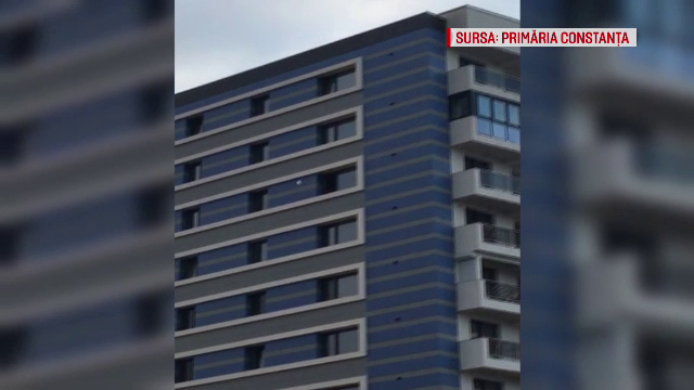 Un bărbat care face renovări a aruncat molozul pe geam. Scenele scandaloase, filmate