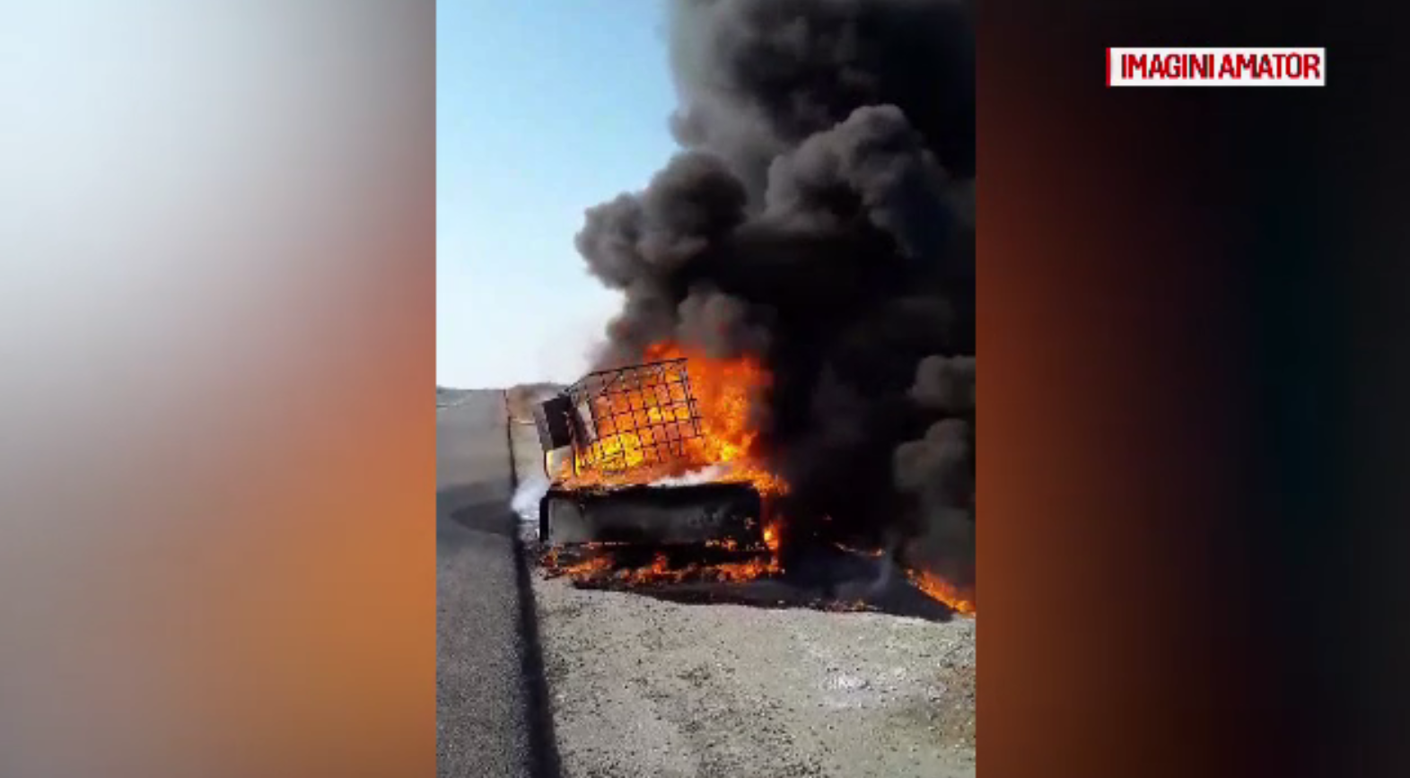 Autoutilitară mistuită de flăcări pe șosea. Șoferul a fost cel care a dat alarma